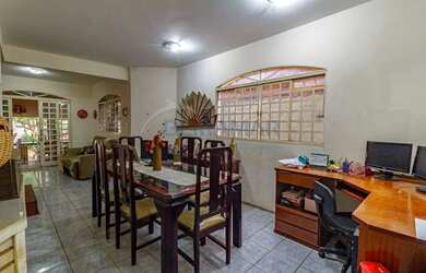 Imagem 4: Sobrado Colonial com 7 Quartos, 3 Suítes, 6 Vagas de Garagem e Ampla Área de Lazer à Venda