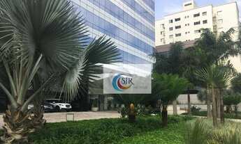 Imagem 2: Sala comercial de 390 m² com piso elevado, forro com luminárias, ar condicionado