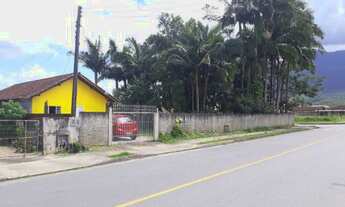 Imagem 5: Casa com Terreno de Esquina, Ideal para Construção de um Prédio