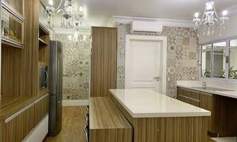 Imagem 3: Belíssima casa isolada com quintal e lazer total em estilo Neoclássico com fino acabamento