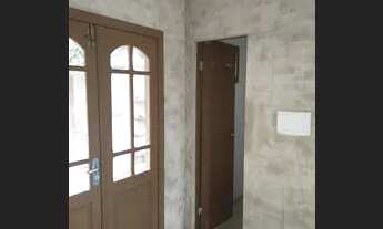 Imagem 4: Casa sozinha no pátio