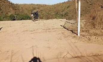 Imagem 2: Vendo um lote em frente a fazenda velha