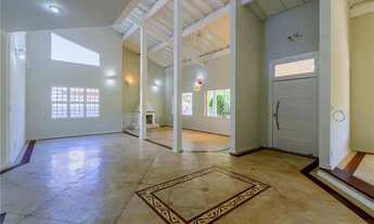 Imagem 5: A casa tem varanda, 5 quartos - 586 m² a venda em condomínio Moinho de Vento por R$ 1.850