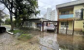 Imagem 2: Terreno amplo com 690m², com duas casas construídas para moradia ou investyirdor