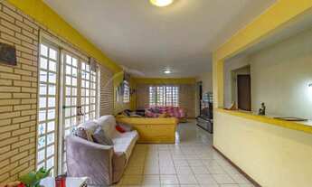 Imagem 6: Sobrado Colonial com 7 Quartos, 3 Suítes, 6 Vagas de Garagem e Ampla Área de Lazer à Venda