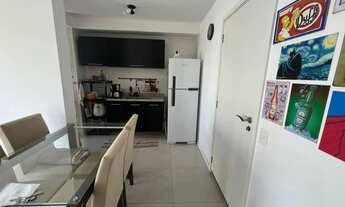 Imagem 2: QUARTO E SALA,COM ARMÁRIOS,SOL DA MANHÃ COM 47 QUADRADOS NO CENTRO RIO, PRÉDIO COM PISCINA