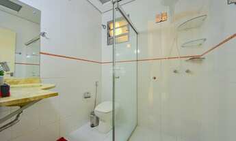 Imagem 2: Casa para venda tem 208 metros quadrados com 4 quartos em Seminário - Curitiba - PR