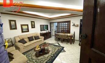 Imagem: A casa tem 3 quartos, sendo uma suíte com