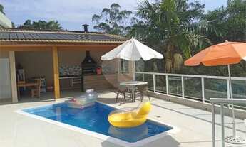 Imagem 2: Casa com 4 suítes muito bem localizada no condomínio Alpes da Cantareira na Serra da Canta