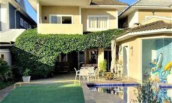 Imagem 2: Casa de condomínio para venda tem 415 metros quadrados com 5 quartos