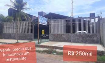 Imagem: Em salinas - Prédio comercial na rua ao