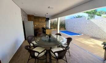 Imagem 2: Belíssima casa em condomínio fechado com piscina e 4 dormitórios