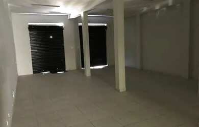 Imagem 5: Loja comercial localizada em avenida de grande fluxo de veículos e pessoas com aproximadam