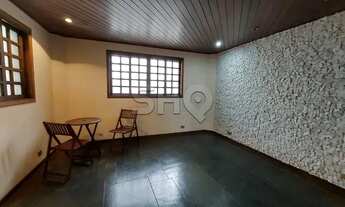 Imagem 6: Casa com arquitetura em tijolinhos em Mirandópolis região estritamente residencial, rua tr