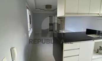 Imagem 6: Apartamento de 1 dormitório totalmente reformado, living 2 ambientes, piso porcelanato.CÓD