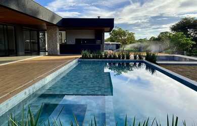 Imagem 2: Casa de condomínio térrea para venda possui 365 metros quadrados com 4 quartos