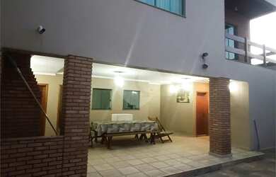 Imagem 2: Casa com 367m, 4 dorms, 4 suítes, 4 vagas de garagem e piscina