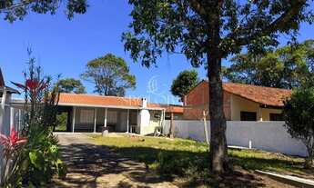 Imagem: Casa com amplo espaço de terreno no balneário