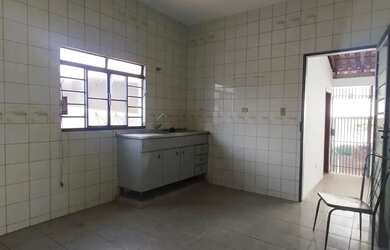 Imagem 3: Sobrado para venda possui 450 metros quadrados com 6 quartos em Monte Castelo - Campo Gran