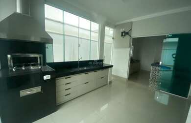 Imagem 2: Belíssima casa em condomínio de 350m² dispondo de fino acabamento