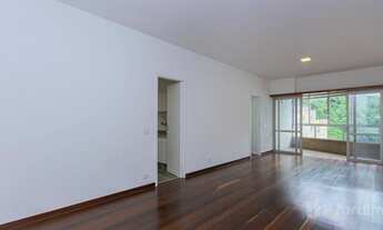 Imagem 3: Metrô próximo. Portaria 24h. Apartamento com varanda, 2 quartos (1 suíte) e 2 vagas à vend