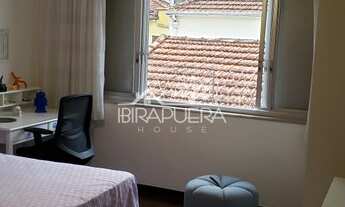 Imagem 6: Casa ensolarada com 300m² com quintal, jardim, edícula e lareira em um rua tranquila do b