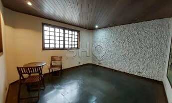 Imagem 5: Casa com arquitetura em tijolinhos em Mirandópolis região estritamente residencial, rua tr