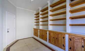 Imagem 7: A casa tem varanda, 5 quartos - 586 m² a venda em condomínio Moinho de Vento por R$ 1.850