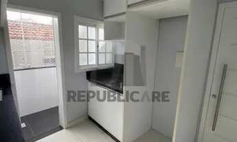 Imagem 3: Apartamento de 1 dormitório totalmente reformado, living 2 ambientes, piso porcelanato.CÓD