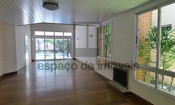 Imagem 4: Muito espaço, jardim e piscina nessa casa cercada de verde