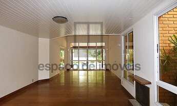 Imagem 6: Muito espaço, jardim e piscina nessa casa cercada de verde