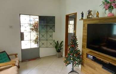 Imagem 2: Casa Parada 40 2 Quartos Garagem Rua em Frente à Praça do Relógio do Sol