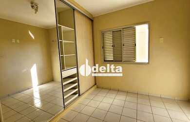 Imagem 2: Apartamento com 2 dormitórios para alugar, 77 m² por R$ 1.450,00/mês - Santa Mônica - Uber