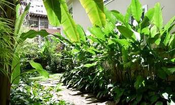 Imagem 2: Casa com quatro quartos em rua deliciosa da Gávea