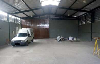 Imagem 2: Casa, galp?es e barrac?o no mesmo terreno pr?ximo ao Corpo de Bombeiros