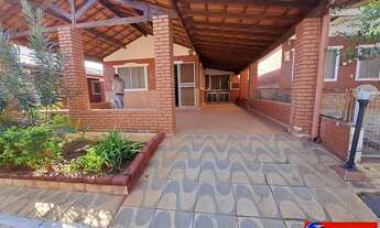 Imagem 3: Oportunidade! Baixamos o valor! Chalé 3 quartos, 1 suíte, varanda em L. área verde