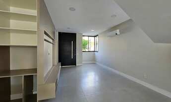 Imagem 6: Casa de condomínio sobrado para venda tem 360 metros quadrados com 5 quartos