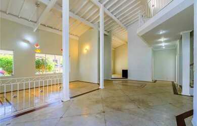 Imagem 2: A casa tem varanda, 5 quartos - 586 m² a venda em condomínio Moinho de Vento por R$ 1.850