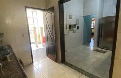 Imagem 2: Aluga-se uma bela casa 04 quartos na rua do restaurante braseiro centro de Campo Grande