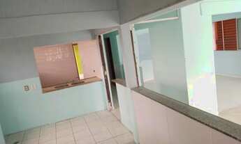 Imagem: Casa comercial com frente espaçosa e excelente