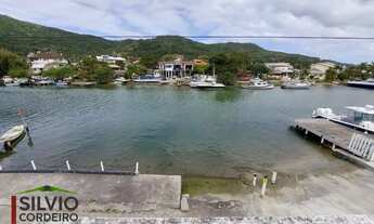 Imagem: Casa pé na areia com vista para o canal