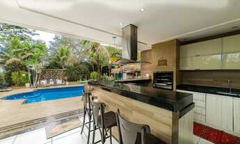 Imagem 5: Se você acha o pé-direito triplo um exagero, olha a piscina