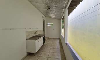 Imagem 2: Imóvel para venda tem 300 metros quadrados, com edícula no fundo que possui habite-se