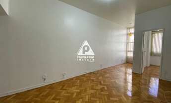 Imagem 2: Excelente apartamento de 2 quartos com dependência completa em Copacabana