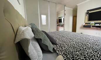 Imagem 7: Casa de 180m2 de área construída, 3 quartos, suíte ampla, 3 vagas, armários embutidos, chu