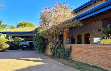 Imagem 3: Casa de condomínio para venda tem 470 metros quadrados com 5 quartos