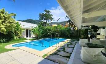 Imagem 4: Residência de alto padrão a 100 metros do mar com 5 suítes jardim e piscina - 1200m²