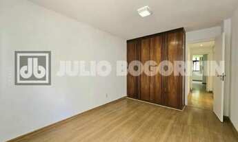 Imagem 3: Botafogo! Rua silenciosa, apartamento com dois quartos, possibilidade de suíte e cozinha a