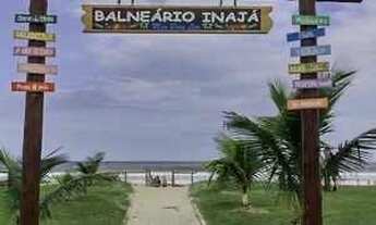 Imagem: Terreno grande, murado com portão, com