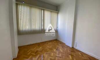 Imagem 4: Excelente apartamento de 2 quartos com dependência completa em Copacabana